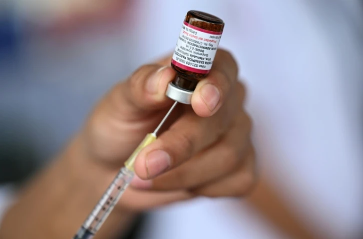 Préparation d'une dose de vaccin contre la rougeole, lors d'une campagne de vaccination à Mexico, le 17 septembre 2025