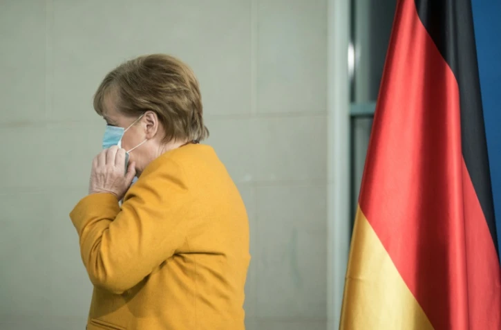 La chancelière allemande Angela Merkel quitte la salle après une allocution à la chancellerie à Berlin, le 24 mars 2021