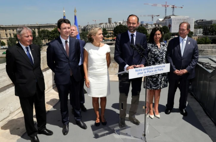 Le Premier ministre Edouard Philippe le 7 juillet 2017 à la Monnaie de Paris, entouré par Valérie Pecresse, présidente de la région (à gauche) et la maire de Paris Anne Hidalgo (à droite). A la gauche de Valérie Pécresse, le secrétaire d'Etat à l'économie Benjamin Griveaux puis l'ex-gouverneur de la  Banque de France Christian Noyer