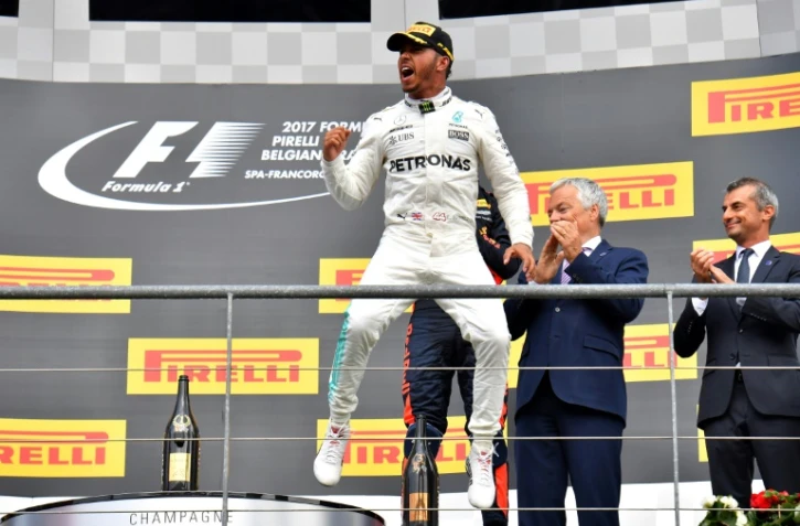 Le Britannique Lewis Hamilton (Mercedes) bondit de joie sur le podium après sa victoire au GP de Belgique de F1 sur le circuit de Spa-Francorchamps, le 27 août 2017 