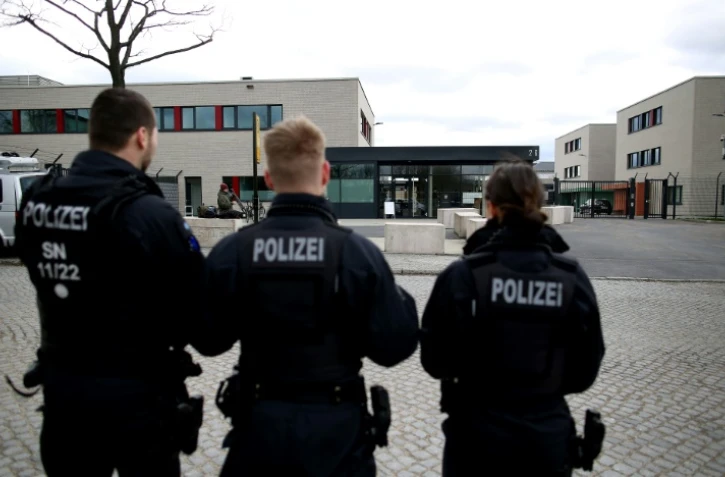 Des policiers devant le tribunal de Dresde où se tient le procès d'un jeune Syrien accusé d'un meurtre en août à Chemnitz, le 18 mars 2019