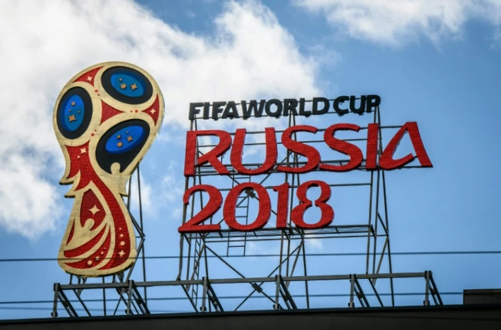 Logo de la Coupe du monde de football sur le toit d'un building à Moscou, le 6 juin 2018