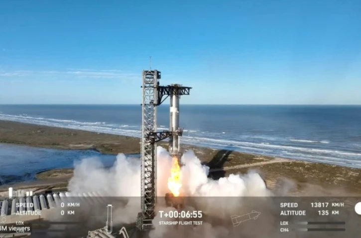 Capture d'écran diffusée par SpaceX montrant le Super Heavy Booster de Starship en plein vol, près de Boca Chica, au Texas, le 16 janvier 2025