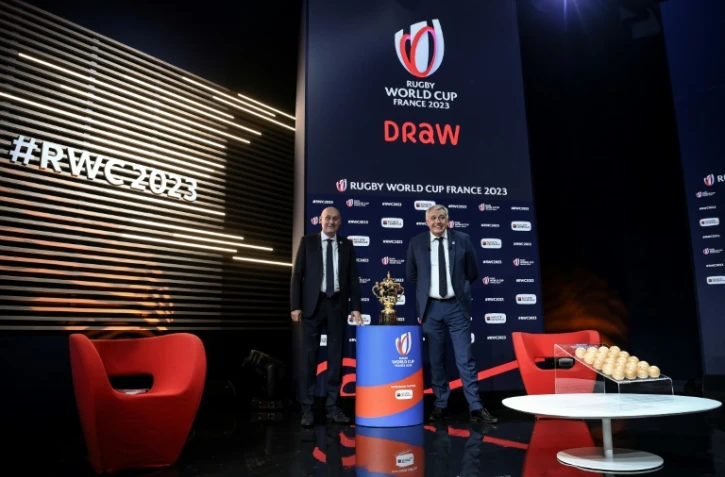 Le président de la FFR Bernard Laporte (g) avec le patron du Mondial-2023 Claude Atcher devant la presse à l'issue du tirage au sort, le 14 décembre 2020 à Paris