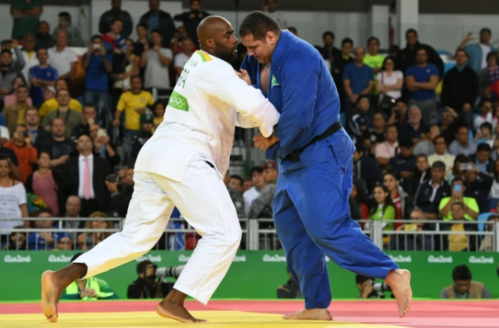 Teddy Riner cherche une prise sur le Brésilien Rafael Silva en quarts de finale des Jeux de Rio, le 12 août 2016