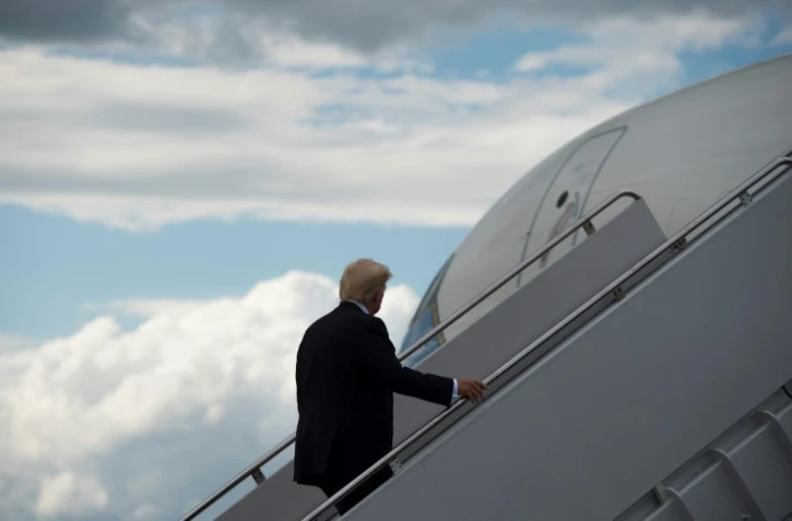 Donald Trump embarque à bord d'Air Force One à Hagerstown (Maryland), le 18 août 2017