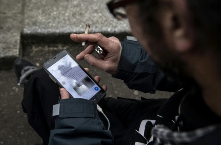 Le mobile a pris une place centrale dans le quotidien, au point que les associations cherchent aujourd'hui à rattraper leur retard en la matière