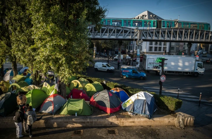 Des tentes de migrants près de la station de métro Stalingrand à Paris le 3 novembre 2016