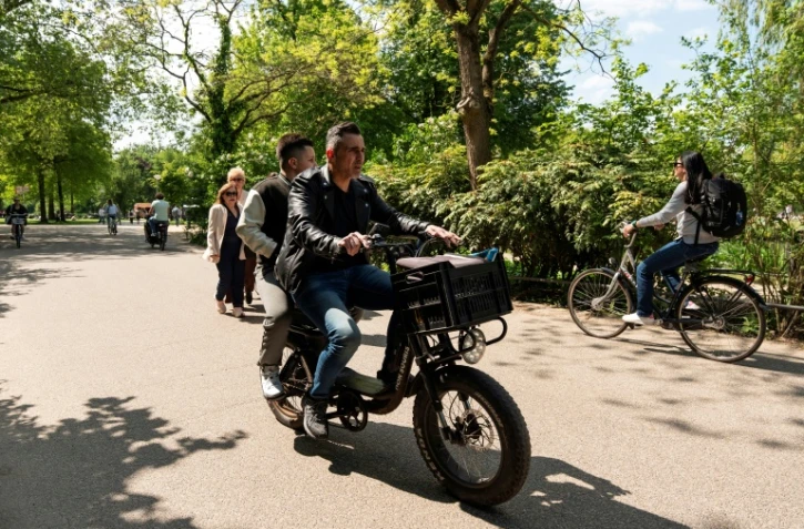 Des personnes sur un fatbike dans le Vondelpark, à Amsterdam.