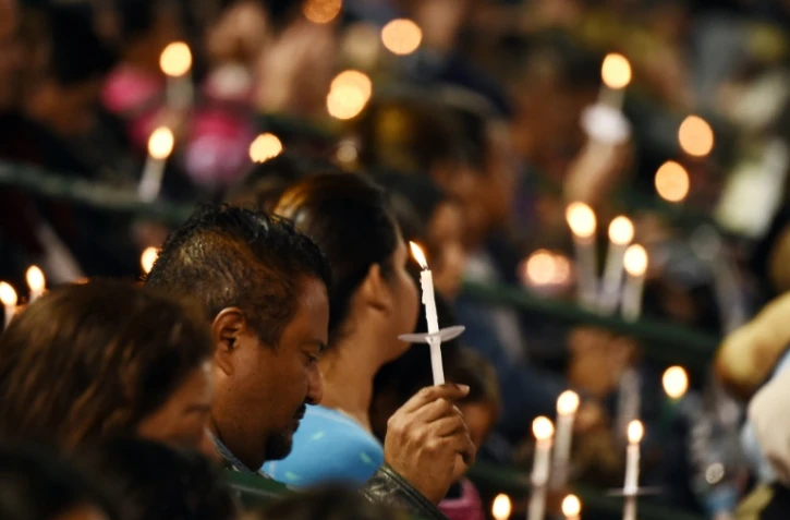 Des bougies allumées le 3 décembre 2015 lors d'une cérémonie en hommage aux victimes de la tuerie à San Bernardino