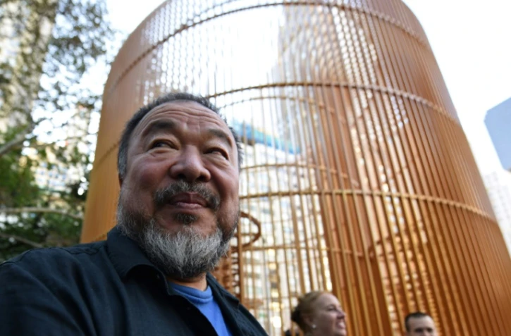 L'artiste chinois Ai Weiwei devant son installation "Cage dorée" à proximité de la Trump Tower à New York, le 10 octobre 2017