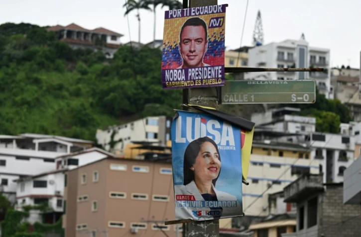 Des affiches électorales du président candidat à sa réélection Daniel Noboa et de la candidate de gauche Luisa Gonzalez, le 11 avril 2025 à Guayaquil, en Equateur