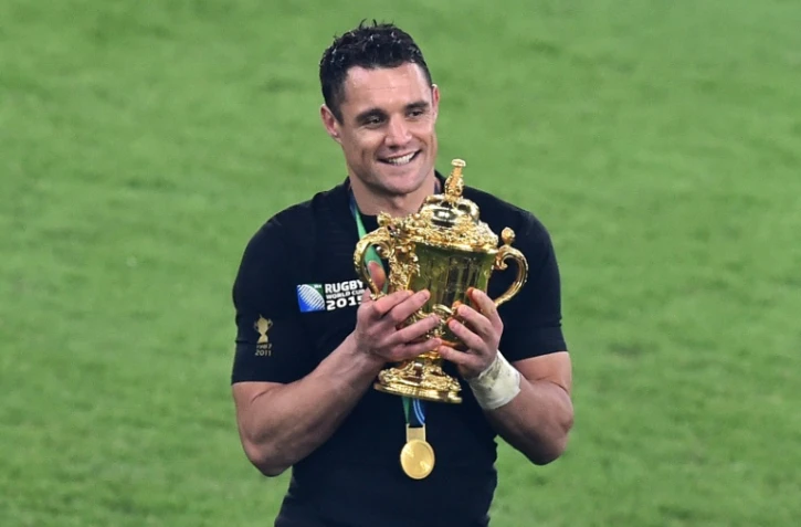 L'ouvreur des All Blacks Dan Carter avec le trophée du Mondial-2015, à l'issue de la finale remportée contre l'Australie, à Twickenham, le 31 octobre 