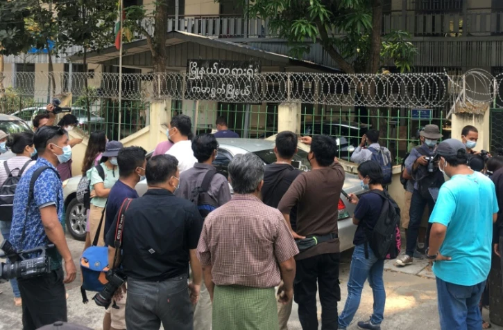 Des journalistes arrêtés, Londres conseille de partir, Moscou s'inquiète