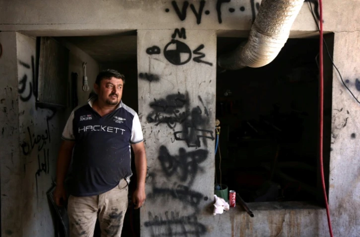 Haitham Behnam, chrétien chassé de Mossoul par l'EI, devant son atelier à Erbil, au Kurdistan irakien, le 20 juillet 2017