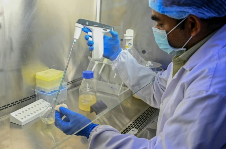 Un chercheur travaille dans le laboratoire de vaccins de la société pharmaceutique Panacea Biotec, le 29 janvier 2026 à New Delhi, en Inde