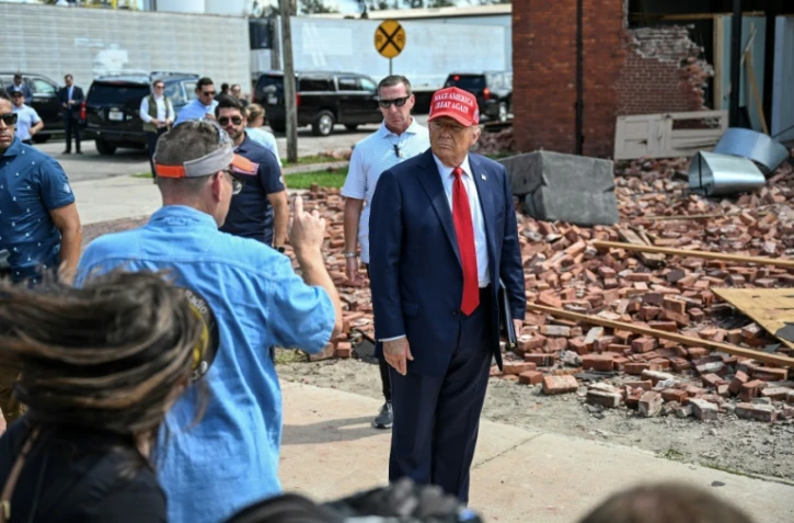 L'ancien président républicain et candidat à la présidentielle de novembre Donald Trump à Valdosta, ville dévastée par l'ouragan Hélène, dans l'Etat américain de Géorgie, le 30 septembre 2024