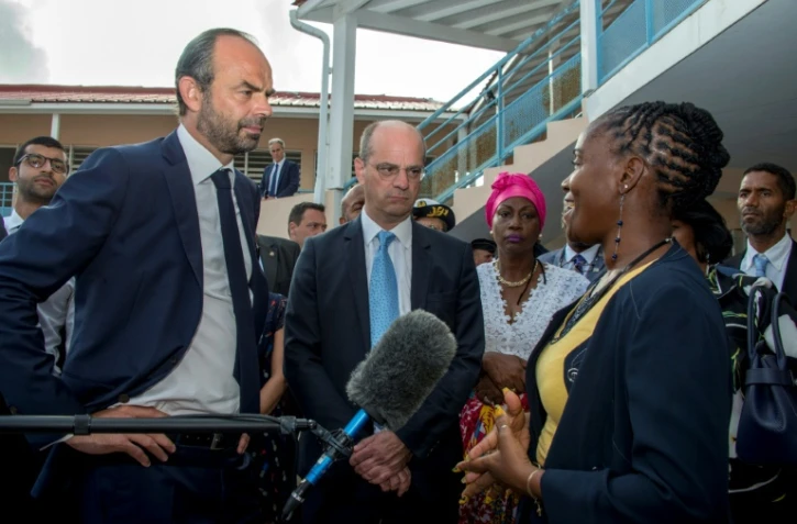 Edouard Philippe (G) et Jean-Michel Blanquer (C) supervisent la rentrée scolaire dans l'école primaire Clair Saint Maximin à Grand Case sur l'île de Saint-Martin, le 6 novembre 2017