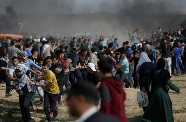 Heurts entre manifestants palestiniens et soldats israéliens dans la bande de gaza, le long de la frontière israélienne le 27 avril 2018