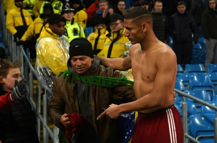 Richarlison de Andrade offre un maillot à un fan, à l'issue d'un match avec Watford  à l'Etihad Stadium à Manchester, le 2 janvier 2018