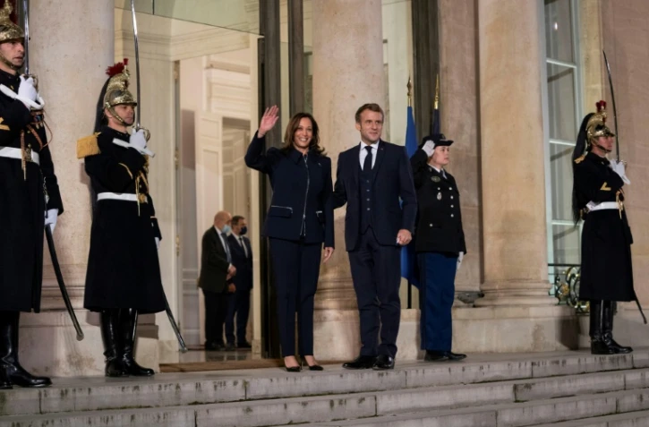 Emmanuel Macron accueille la vice-présidente américaine Kamela Harris à l'Elysée le 10 novembre 2021