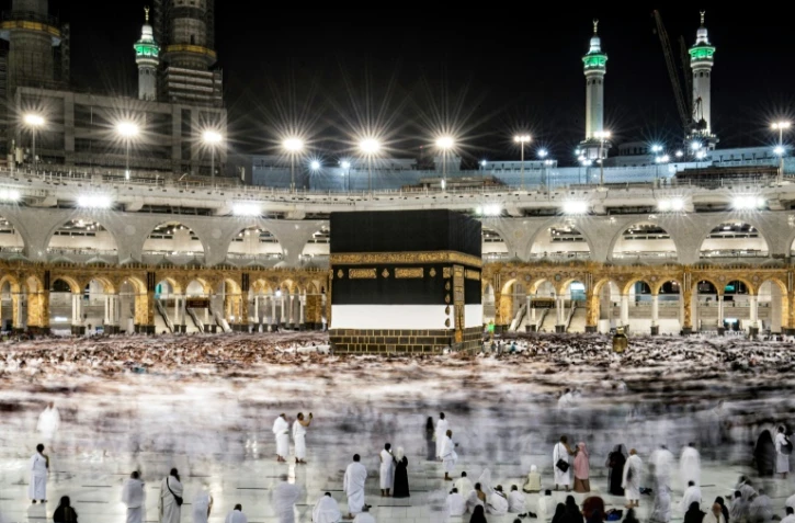 Des pèlerins priant autour de la Kaaba dans la Grande Mosquée de La Mecque pour le hajj en Arabie saoudite, le 6 juillet 2022