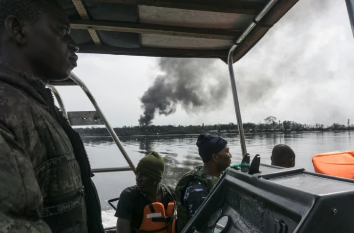 Des soldats nigérians à la recherche de raffineries illégales à Port Harcourt, au Nigeria, le 19 avril 2017 