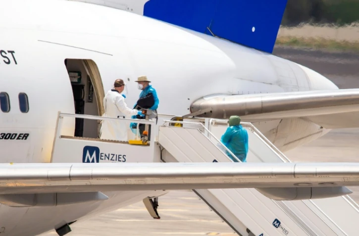 Des passagers canadiens montent à bord d’un avion à l’aéroport de Tenerife après avoir été évacués du navire de croisière MV Hondius, dans l’archipel espagnol des Canaries, le 10 mai 2026