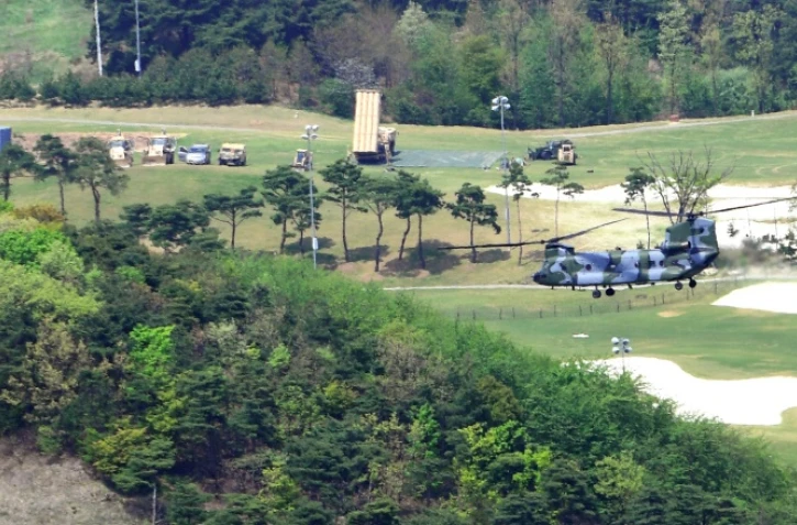 L'installation d'un bouclier antimissiles américain Thaad (c) sur un ancien terrain de golf, le 26 avril 2017 à Seongju, en Corée du Sud