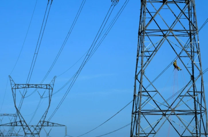 Un technicien de RTE (Réseau de Transport d'Electricite) lors d'une intervention sur une ligne à très haute tension à Aix-en-Provence, le 16 février 2017