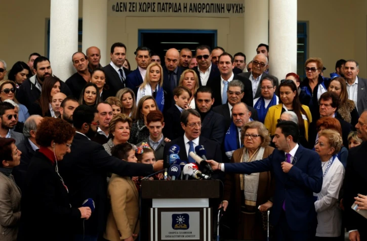 Le président chypriote Nicos Anastasiades s'adresse à la presse après avoir voté dans la ville balnéaire de Limassol (sud) pour le premier tour de l'élection présidentielle, le 4 février 2018