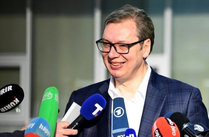 Le président serbe Aleksandar Vucic à la sortie d'un bureau de vote à Belgrade, le 3 avril 2022