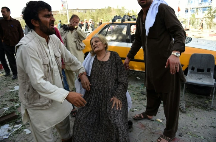 Des Afghans à la recherche de proches après un attentat à la voiture à Kaboul, le 22 août 2015