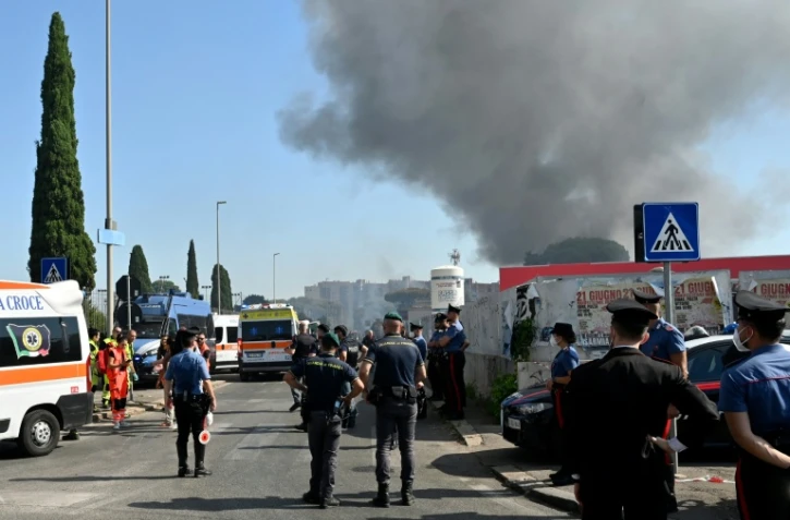 Les pompiers, les policiers et les équipes de secours interviennent sur le site d'une explosion dans une station-service à Rome, le 4 juillet 2025. Au moins dix personnes ont été blessées dans une explosion qui a été entendue dans toute la capitale italienne. 
