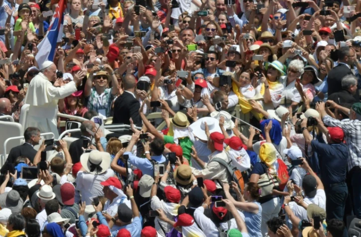 Le Pape François salue les fidèles rassemblés place Saint-Pierre à Rome pour la messe de la Pentecôte