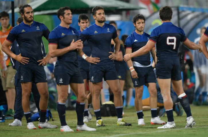 La déception de joueurs de l'équipe de France de rugby à 7 après leur défaite face au Japon en quart de finale aux JO, le 10 août 2016 à Rio 