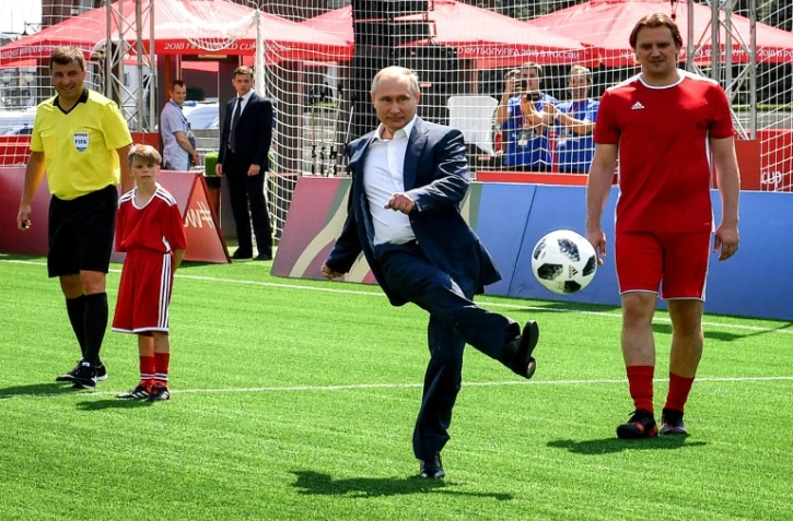 Le président russe Vladimir Poutine participe à un match de football sur la Place Rouge à Moscou, le 28 juin 2018