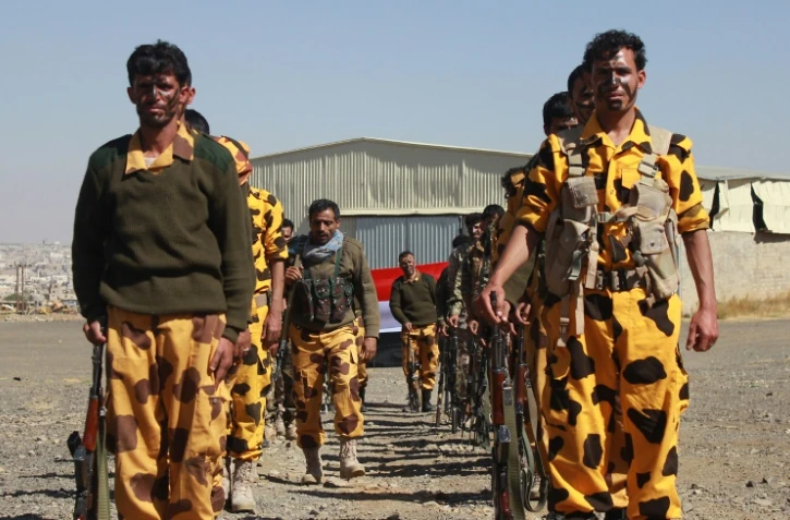 Des partisans houthis et des militiens lors d'un rassemblement contre la coalition arabe à Sanaa le 14 décembre 2015