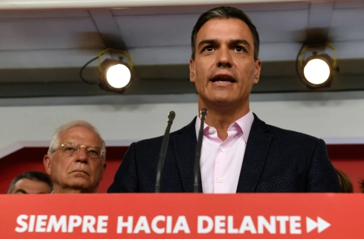 Le Premier ministre socialiste espagnol, Pedro Sanchez (C) lors d'une conférence de presse avec le ministre des Affaires étrangères Josep Borrell (G) à Madrid le 26 mai 2019