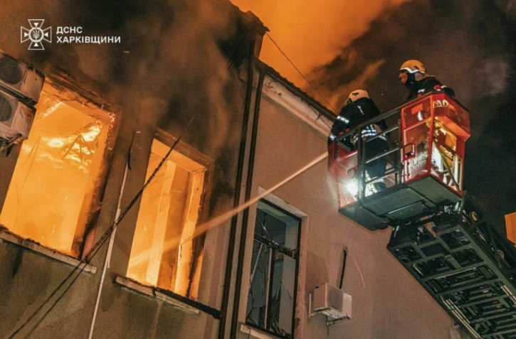 Dans cette photo fournie par les services d'urgenence ukrainiens, des pompiers éteignent un incendie dans un immeuble civile après une frappe russe dans la région de Vinnytsya dans la nuit de 15 au 16 juillet. 

