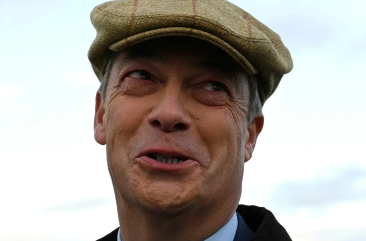 Le chef du Parti du Brexit Nigel Farage visite un monument aux morts à Hartlepool, le 11 novembre 2019