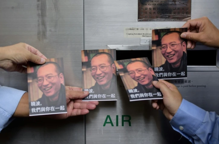 Des manifestants se préparent à poster des cartes-postales pour le Prix Nobel chinois Liu Xiaobo, devant un bureau de poste de Hong Kong, le 5 juillet 2017