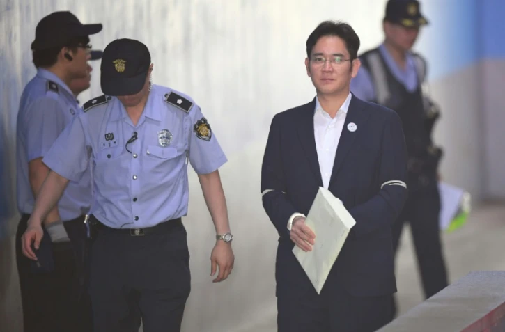 Lee Jae-Yong, vice-président de Samsung Electronics, escorté par des gardes, se rend au tribunal à Séoul, le 2 août 2017