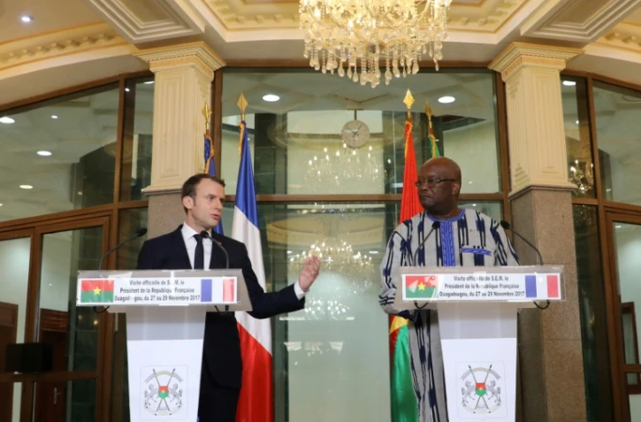Le président français Emmanuel Macron (g) et son homologue burkinabè Roch Marc Christian Kaboré (d), le 28 novembre 2017 à Ouagadougou