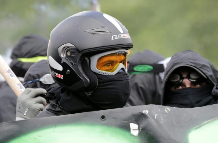 Un manifestant vêtu de noir défile en marge du cortège syndical du 1er mai 2018 à Paris