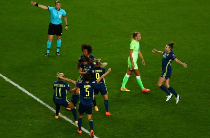 La joie des Lyonnaises après le but du break signé Sara Bjork Gunnarsdottir contre Wolfsburg e finale de la Ligue des champions à San Sebastian, le 30 août 2020