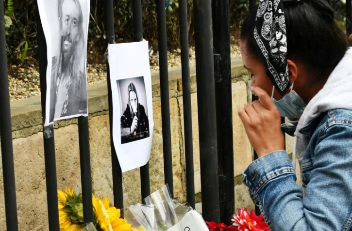 Une fan rend hommage à Taylor Hawkins devant l'hôtel où il est mort à Bogota, le 26 mars 2022