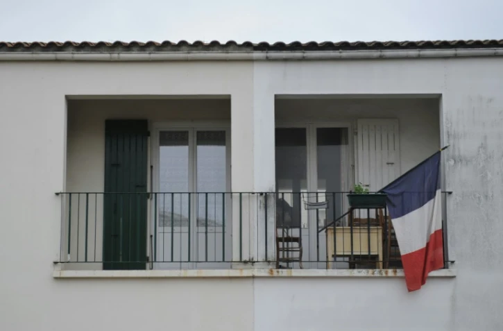 Le drapeau français sur un balcon à La Rochelle le 27 novembre 2015 pendant l'hommage national aux 130 morts des attentats du 13 novembre à Paris