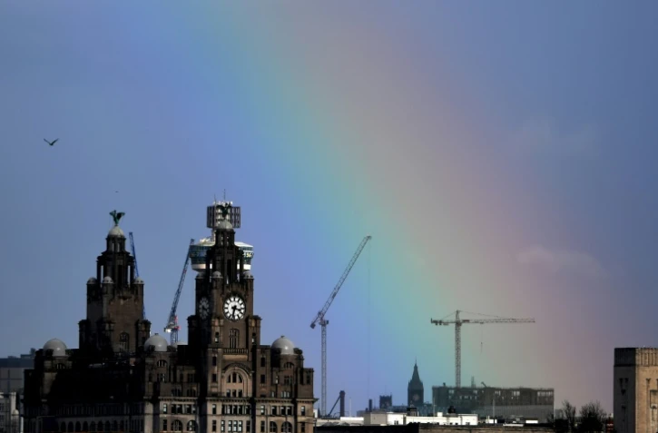 Le port anglais de Liverpool, ici paré d'un arc-en-ciel le 6 mars 2019, sort de la liste du patrimoine mondial de l'Unesco en raison d'un surdéveloppement