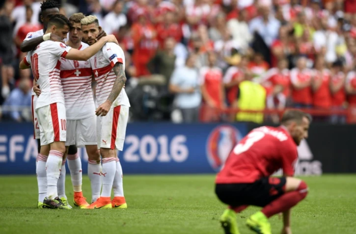 Les joueurs suisses (g) se congratulent après leur victoire face à l'Albanie lors de l'Euro au stade Bollaert, le 11 juin 2016